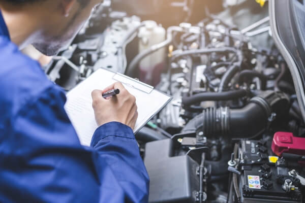 Mechanic conducting a MOT test in Tunbridge Wells